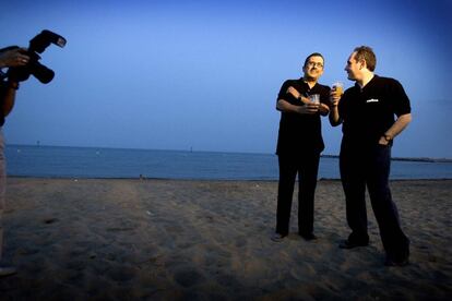 27/06/2005. El cocinero Ferran Adrià (d) y el presentador de televisión Andreu Buenafuente en una sesión de fotos en la playa en Barcelona.