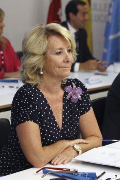 La presidenta del PP de Madrid, Esperanza Aguirre, durante la reunión que la junta directiva.