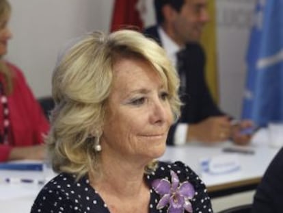 La presidenta del PP de Madrid, Esperanza Aguirre, durante la reunión que la junta directiva.