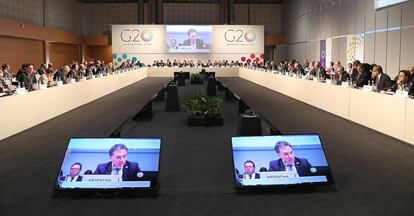 El ministro de Economía de Argentina, Nicolás Dujovne, habla durante la reunión de ministros de de Finanzas del G-20, en Buenos Aires,