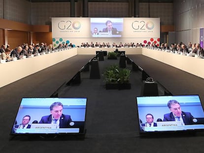 El ministro de Economía de Argentina, Nicolás Dujovne, habla durante la reunión de ministros de de Finanzas del G-20, en Buenos Aires, 