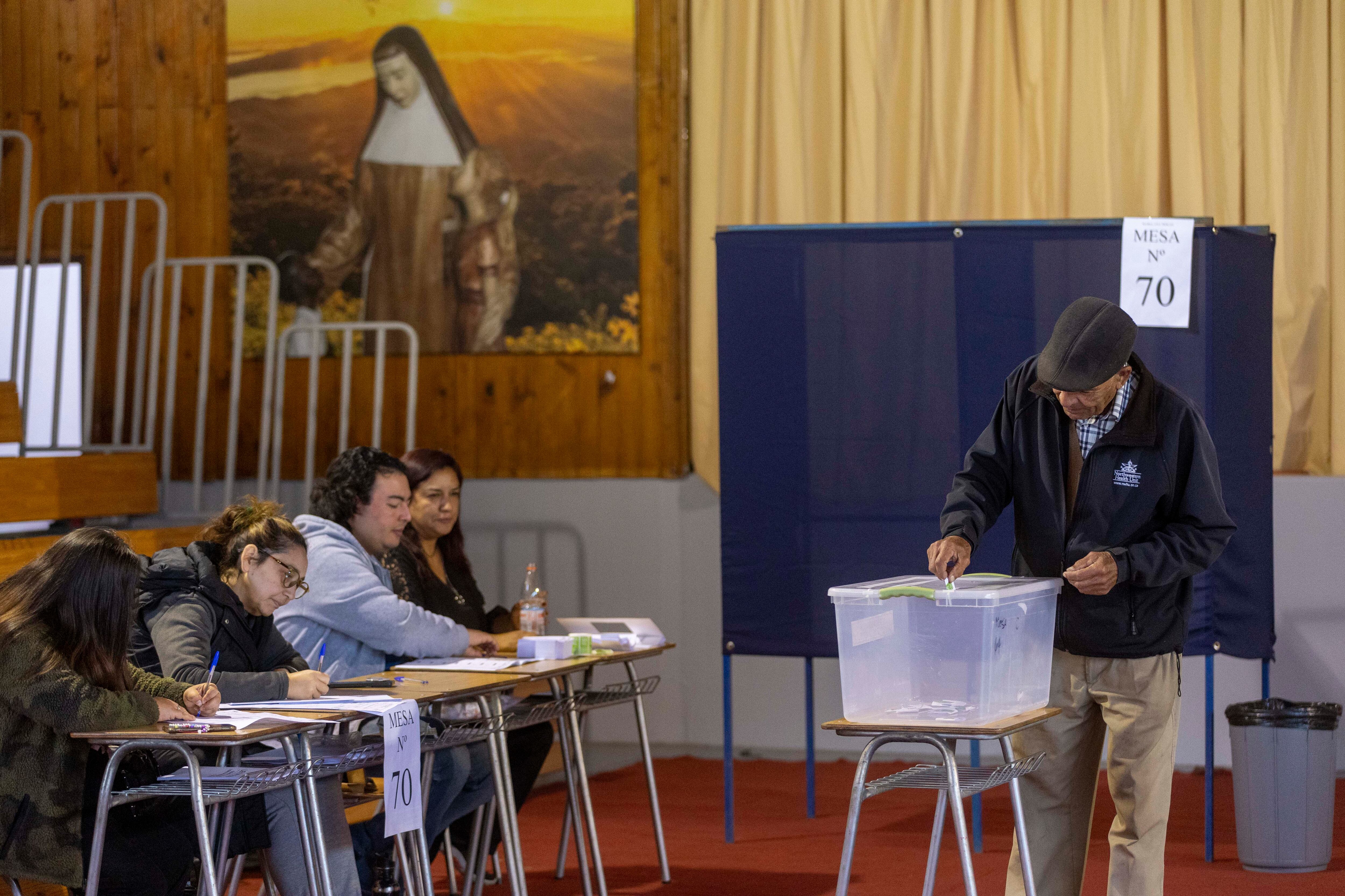 Chileans voted this Sunday in the second round of the presidential election at the María Ana Mogas school.