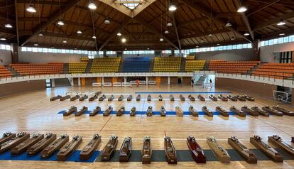 Ataúdes de los migrantes muertos en el palacio de deportes de Crotona.