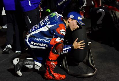Jorge Lorenzo besa la rueda trasera de su moto después de haber ganado el primero gran premio de la temporada. 