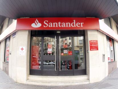 Fachada de una oficina del Banco Santander. 