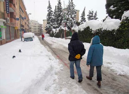 Una de las calles principales de Baza (Granada), tras la nieve caída por la noche en la región.