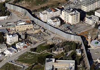 Vista aérea del muro de cemento de ocho metros de altura que separa de Cisjordania las afueras de Jerusalén.