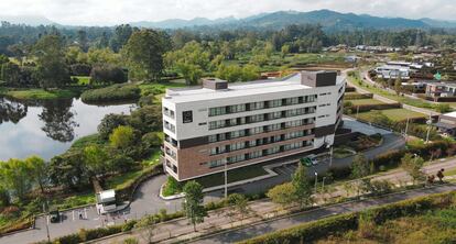 El hotel Lagoon, Llano Grande, ubicado en las afueras de Medellín, Colombia, utiliza tecnologías de diseño eficientes para reducir su impacto ambiental.