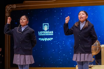 Aisha Solange Hurtado Auqui (a la izquierda) y Alba Yadira Machaca Tapia cantan el segundo premio, el número 40014.