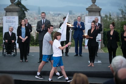 Eli Maragall, primera portadora de la torxa olmpica, amb el primer portador de la bandera olmpica, Carles Meilan.