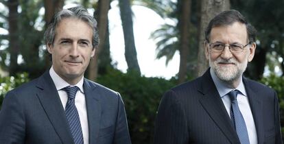 Mariano Rajoy, presidente del Gobierno con el PP, junto a su ministro de Fomento hasta junio de 2018, Íñigo de la Serna.