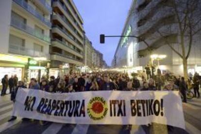 Centenares de personas se han manifestado esta tarde por el centro de Vitoria para exigir que la central nuclear de Santa María de Garoña (Burgos) no reanude su actividad.