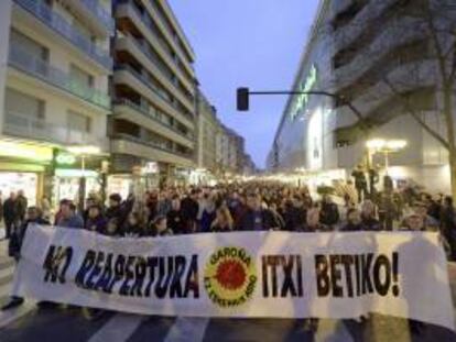 Centenares de personas se han manifestado esta tarde por el centro de Vitoria para exigir que la central nuclear de Santa María de Garoña (Burgos) no reanude su actividad.