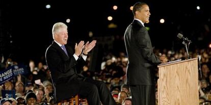 Barack Obama, junto expresidente de EE UU, Bill Clinton, en Orlando (Florida), durante un mitin de la campaña para las presidenciales de 2008.