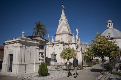 Dos personas caminan por el cementerio malagueño de San Miguel.