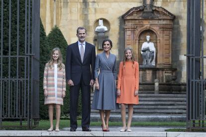 Los Reyes, junto a la princesa Leonor y la infanta Sofía, a su llegada al hotel Reconquista de Oviedo, este jueves.