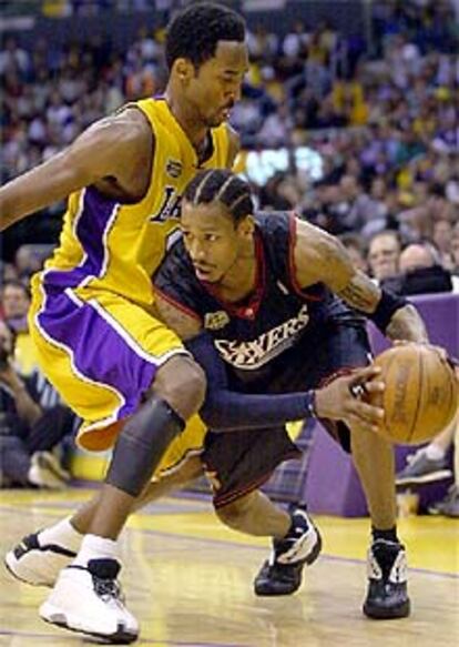 Kobe Bryant frena a Allen Iverson en el segundo partido de la final de la NBA.