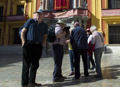 Varios turistas visitan el entorno de la Alcazaba y el Teatro Romano de M&aacute;laga