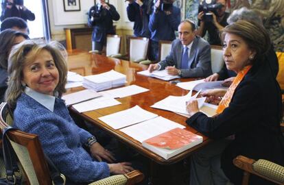 Consuelo Madrigal, a la izquierda, en una reunión con la fiscal delegada para la protección de las Víctimas de Delitos, en 2008.