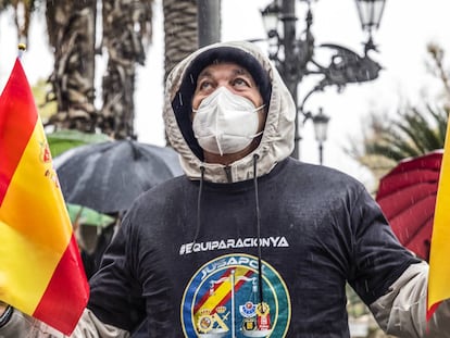 Un hombre participa en la concentración convocada en Valencia.