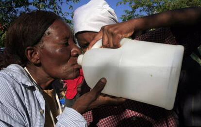 Miles de haitianos apelan a lo que haya para calmar la sed y el hambre ante la lentitud de la llegada de los alimentos y las medicinas