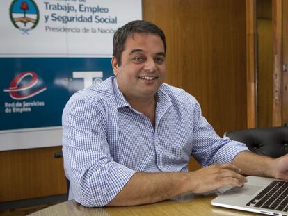 O ministro argentino do Trabalho, Jorge Triaca, em seu escritório durante a entrevista.