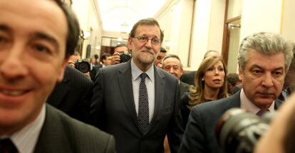 El presidente del Gobierno en funciones Mariano Rajoy abandona el hemiciclo después de la primera sesión de investidura.