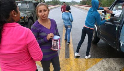 Familiares de los secuestrados piden dinero en la carretera.