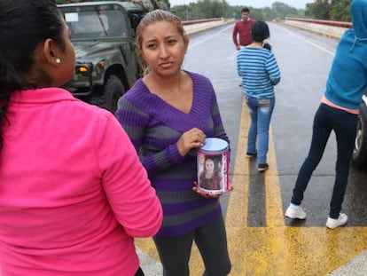 Familiares de los secuestrados piden dinero en la carretera.