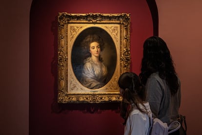 Una mujer y una niña ante la pintura 'Retrato de una dama', de Élisabeth Vigeé-Lebrun en la exposición '(Re)Generando', en el Museo Kaluz, en Ciudad de México.