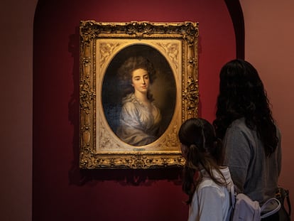 Una mujer y una niña ante la pintura 'Retrato de una dama', de Élisabeth Vigeé-Lebrun en la exposición '(Re)Generando', en el Museo Kaluz, en Ciudad de México.