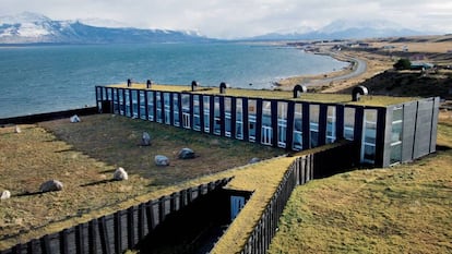 Ubicado a las afueras de Puerto Natales, en dirección al Parque Nacional de las Torres del Paine, las habitaciones del Hotel Remota (<a href="http://www.remota.cl" rel="nofollow" target="_blank">www.remota.cl</a>), diseñado por Germán del Sol (<a href="http://www.germandelsol.cl" rel="nofollow" target="_blank">www.germandelsol.cl</a>), se reparten en tres edificios de diferentes alturas, conectados por corredores integrados en el paisaje circundante, y aislados de los rigores climatológicos de la Patagonia chilena.