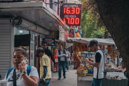 Personas caminan afuera de una casa de cambio en Ciudad de México, a inicios de esta semana.