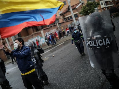 Un manifestante ondea una bandera colombiana durante una manifestación, el 1 de mayo de 2021, en Bogotá.