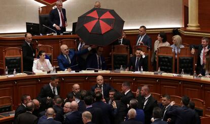 Protestas durante una sesión parlamentaria en Tirana (Albania) el pasado 12 de abril.