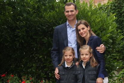 Foto de familia difundida con motivo del décimo aniversario de boda de Felipe de Borbón y doña Letizia.