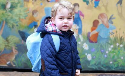 Príncipe Jorge em seu primeiro dia de aula. Foto foi tirada por sua mãe.