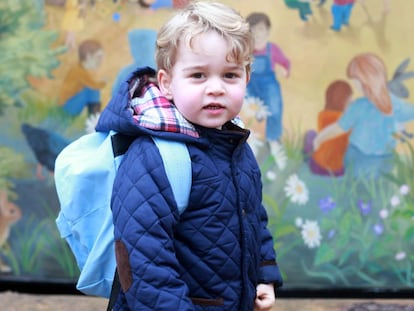 El pr&iacute;ncipe Jorge durante su primer d&iacute;a de clase. La foto fue tomada por su madre, Kate Middleton. 
