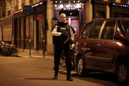 Un policia vigila els voltants d'un dels llocs on hi ha hagut tirotejos a París.