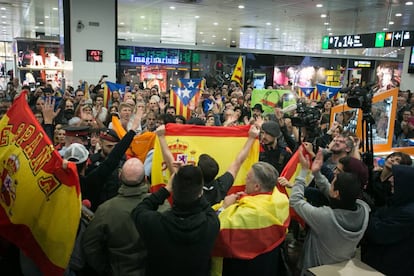 Dos manifestaciones, una a favor y otra en contra de la independencia de Catalu&ntilde;a el pasado octubre en la estaci&oacute;n del Ave de Barcelona.