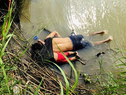 Los cuerpos de los salvadoreños Óscar Alberto Martínez Ramírez y su hija Angie Valeria, de 23 meses, yacen sin vida en el río Bravo a la altura de Matamoros, en México. La imagen dio la vuelta al mundo a finales de junio, mostrando la cara más dramática de la migración en la frontera  sur de Estados Unidos.