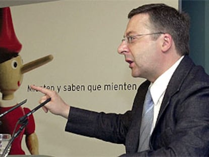 El secretario de Organización del PSOE, José Blanco con el carter publicitario de la campaña. PLANO MEDIO - ESCENA