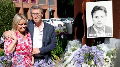 El presidente del PP, Alberto Núñez Feijóo y Mari Mar Blanco, en el homenaje del PP a Miguel Ángel Blanco, este miércoles en Ermua (Vizcaya).