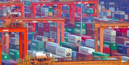 Decenas de contenedores en el puerto chino de Yantian.