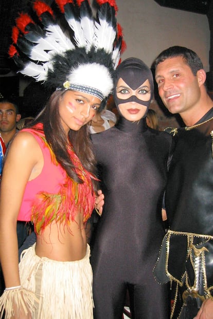 Camila Alves vestida de india en la fiesta de Holloween celebrada en Mónaco en 2004.