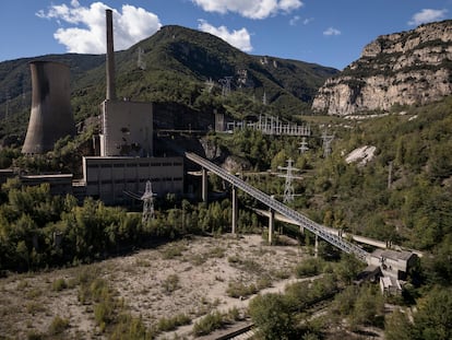 Vista general de la antigua central térmica de Cercs (Barcelona), que dejó de funcionar hace 13 años.