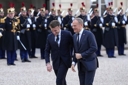 El presidente francés, Emmanuel Macron, a la izquierda, saluda al primer ministro polaco, Donald Tusk, antes de la reunión informal de líderes de países clave de la Unión Europea y el Reino Unido en el Palacio del Elíseo en París.