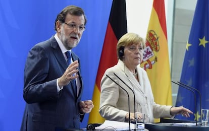 Spanish Prime Minister Mariano Rajoy and German Chancellor Angela Merkel attend a press conference in Berlin.