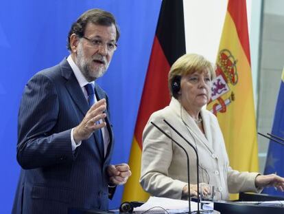 Spanish Prime Minister Mariano Rajoy and German Chancellor Angela Merkel attend a press conference in Berlin.