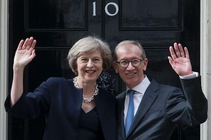 Theresa May, primera ministra, i el seu marit, Philip John, saluden a les portes del número 10 de Downing Street, a Londres.